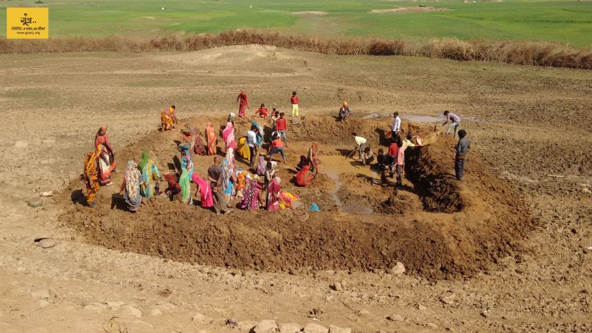 बुंदेलखंड के एक गाँव ने अपनी मेहनत से बनाया … तालाब के भीतर तालाब